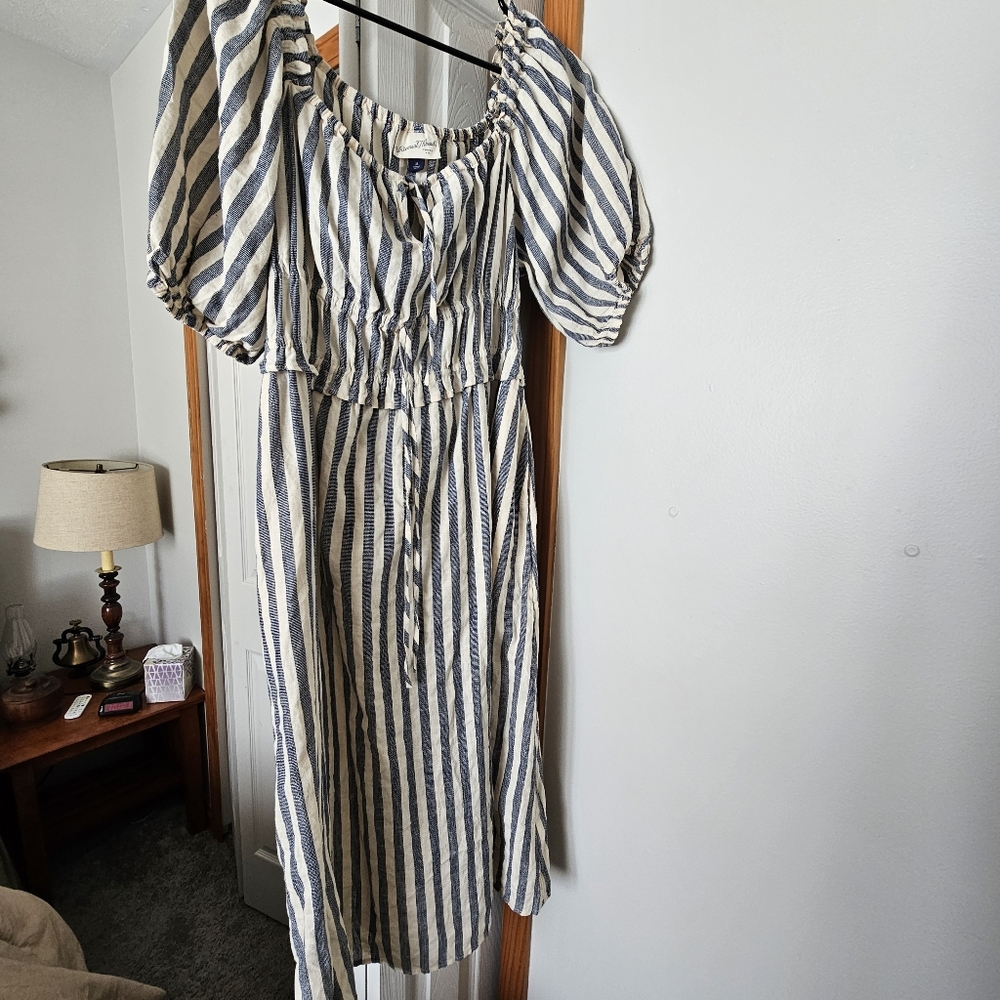 NWT Universal Thread Navy and White Striped Puff Sleeve Midi Dress